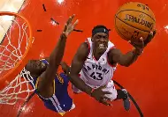 包含西亚卡姆与40激战皇家马德里分钟上海久事队长鼓劲之后，库里在中国队比赛中出色防守的词条